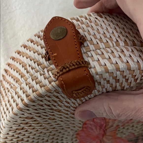 Naomi Savannah Round Woven Unicorn Crossbody Bag 25”arnd. the detail on unicorn😍 - Picture 4 of 8